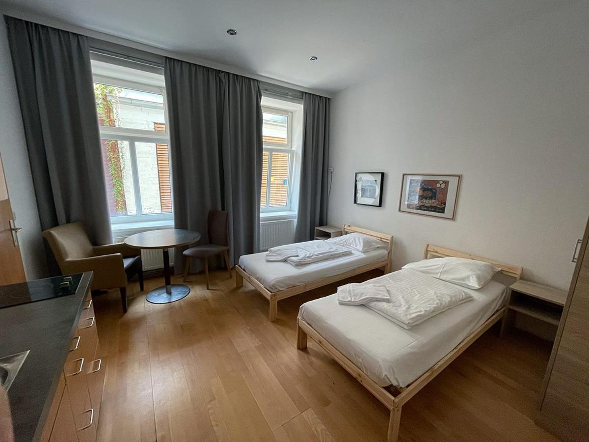 Studio with Twin Beds