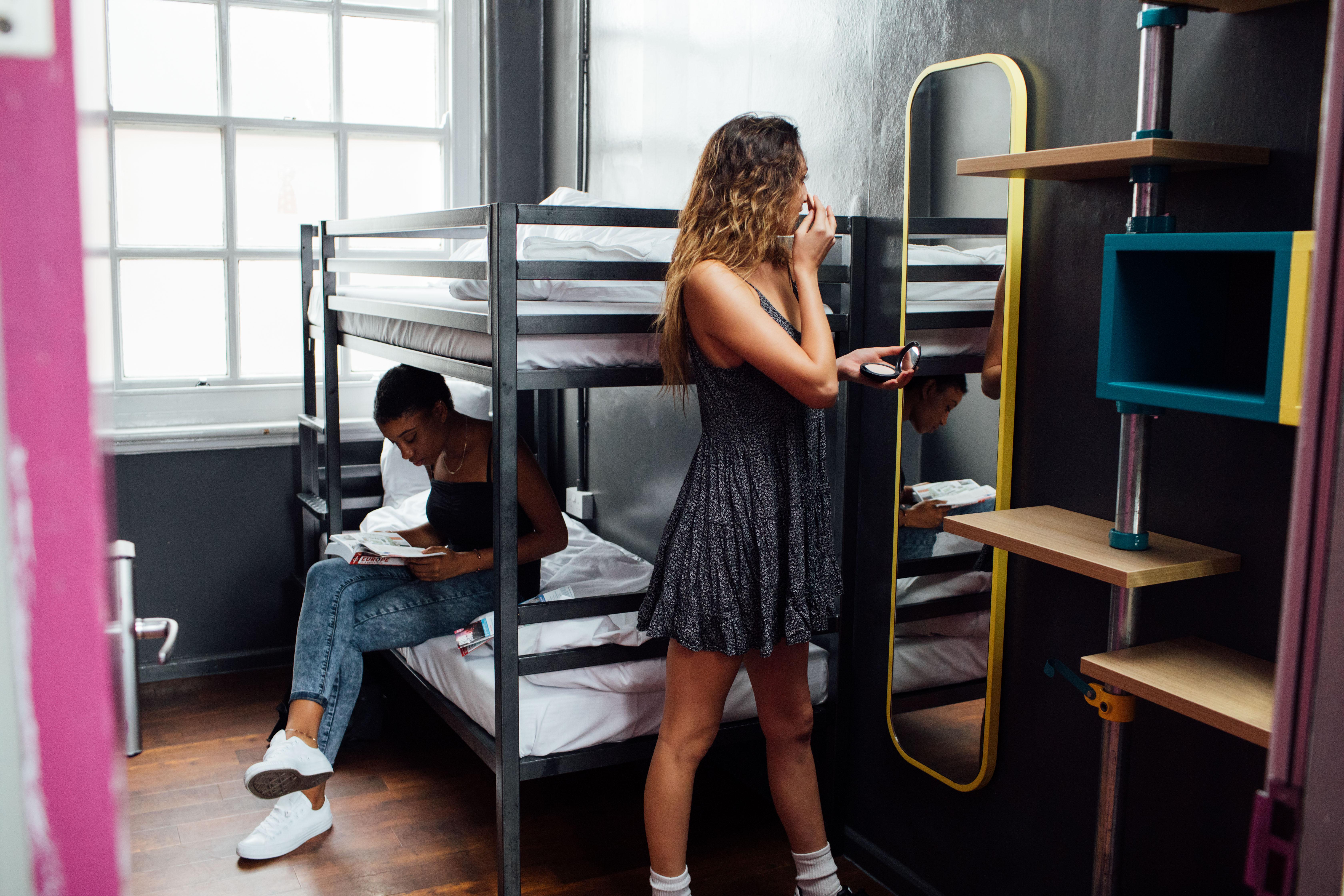 Tweepersoonskamer met 2 Aparte Bedden en Badkamer