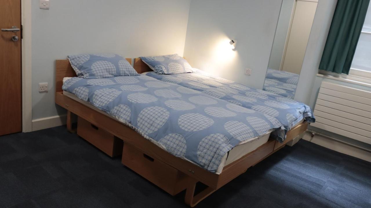 Tweepersoonskamer met 2 Aparte Bedden en Eigen Badkamer