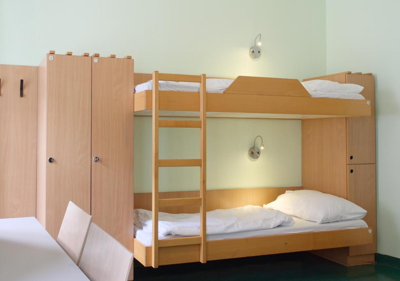 Tweepersoonskamer met 2 Aparte Bedden en Gedeelde Badkamer