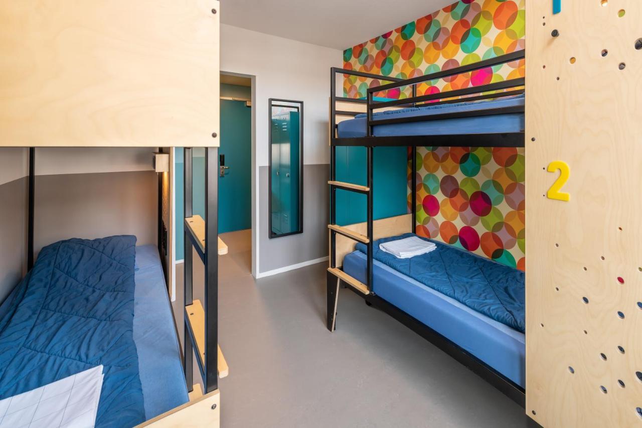 Vierpersoonskamer met Eigen Badkamer en Douche