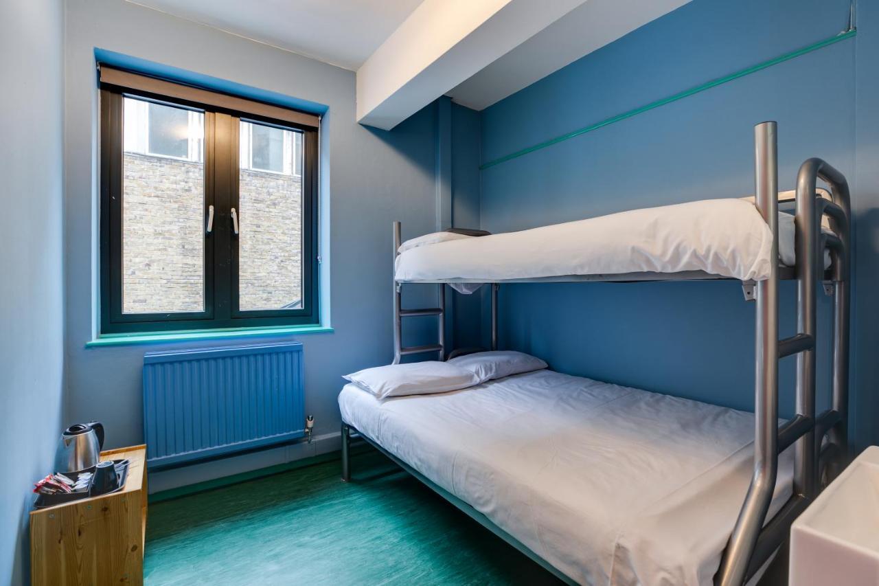 Tweepersoonskamer met 2 Aparte Bedden en Gedeelde Badkamer