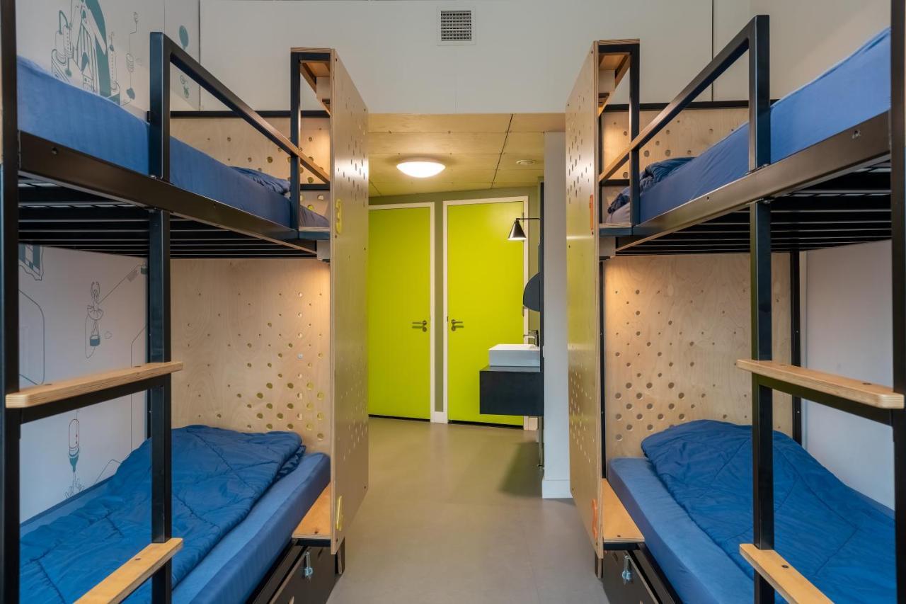 Zespersoonskamer met Eigen Badkamer en Douche