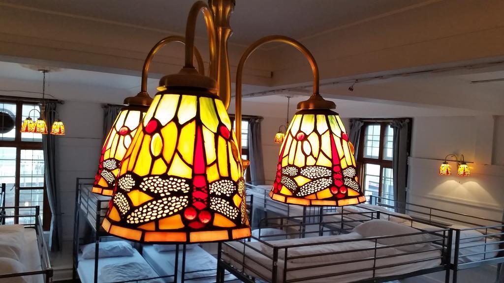 Bed op een Gemengde Slaapzaal met 26 Bedden