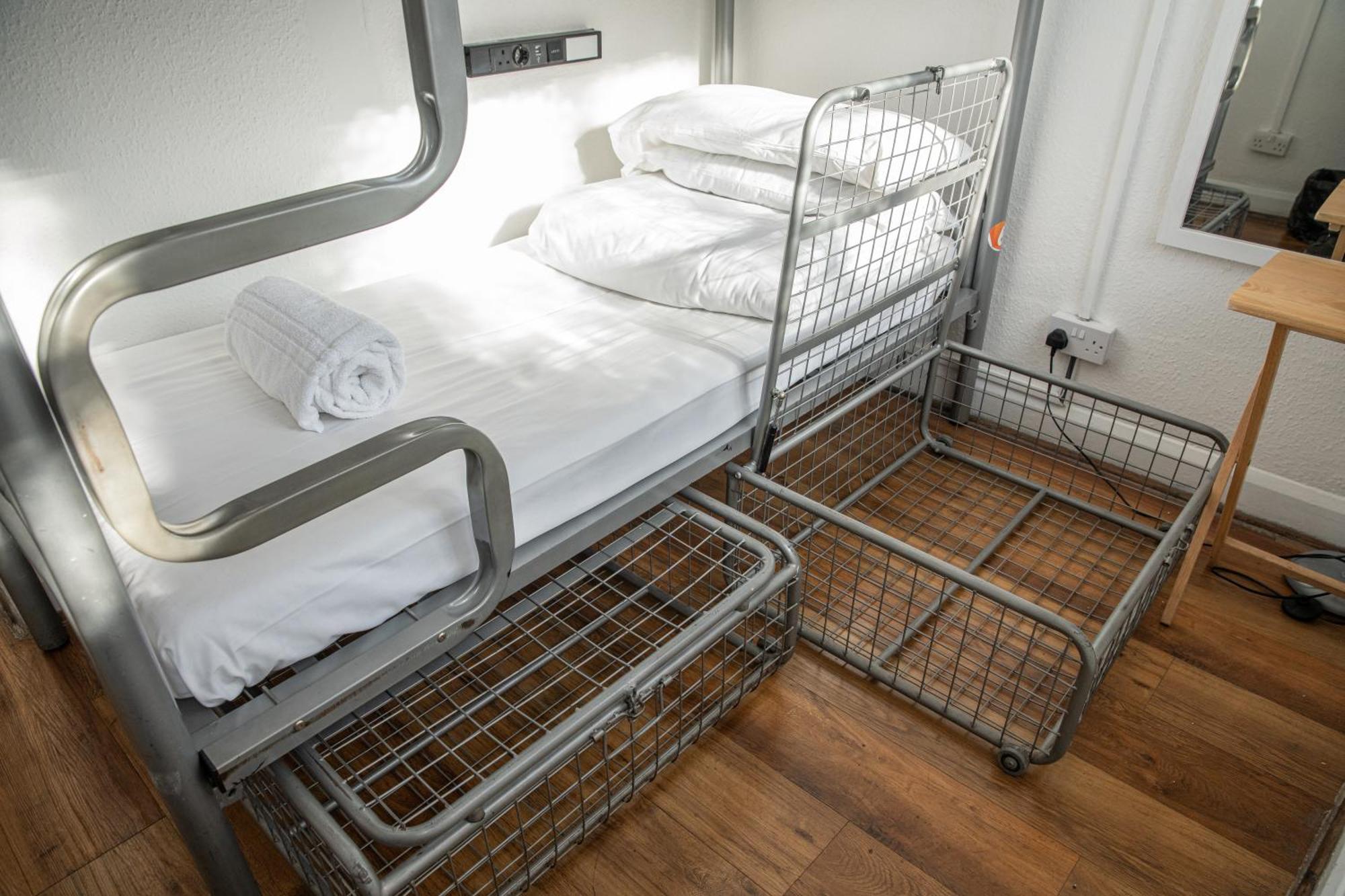 Bed in een Gemengde Slaapzaal met 10 Bedden en een Gedeelde Badkamer