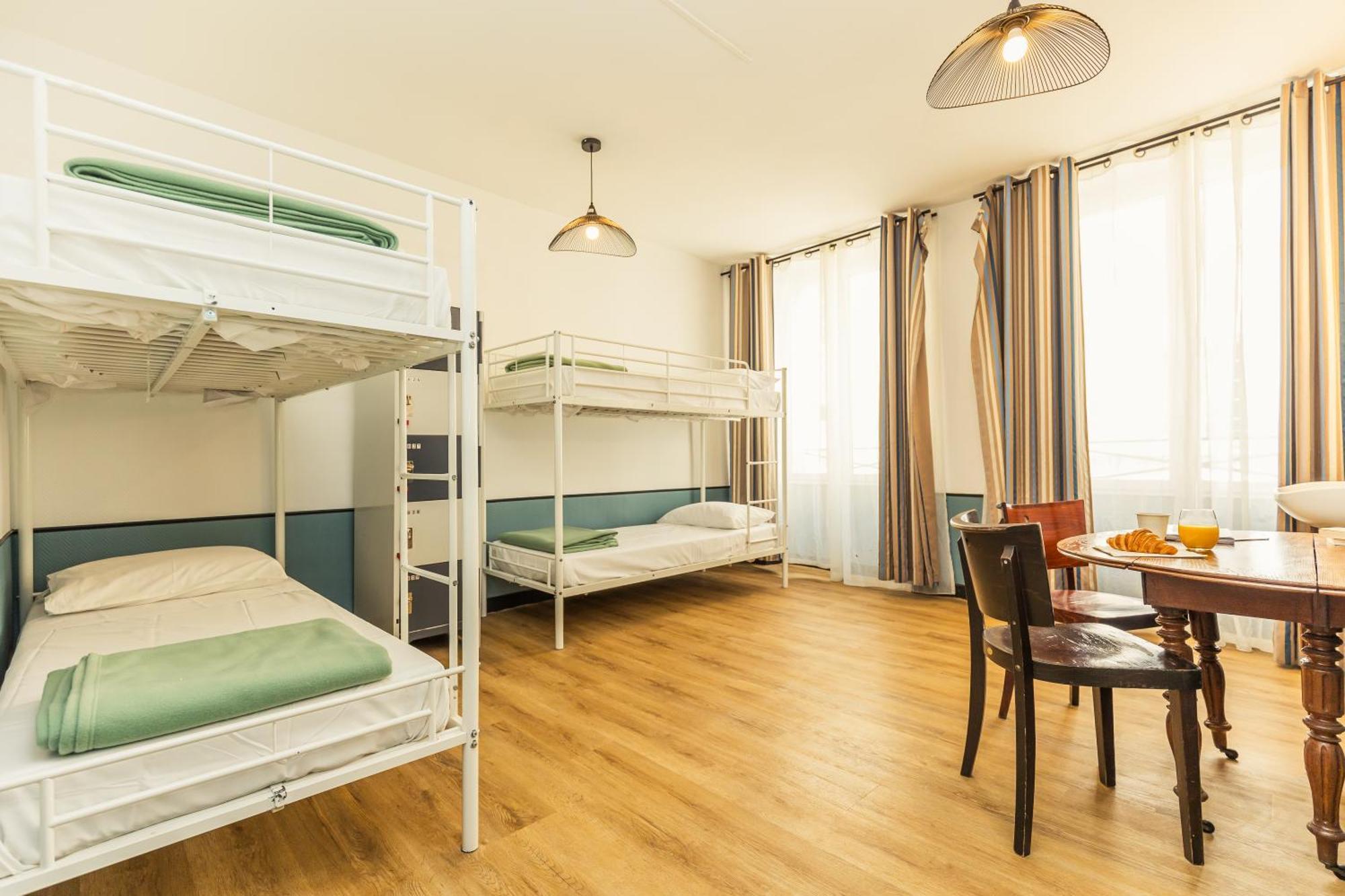 Bed in Damesslaapzaal met 6 Bedden met Eigen Badkamer