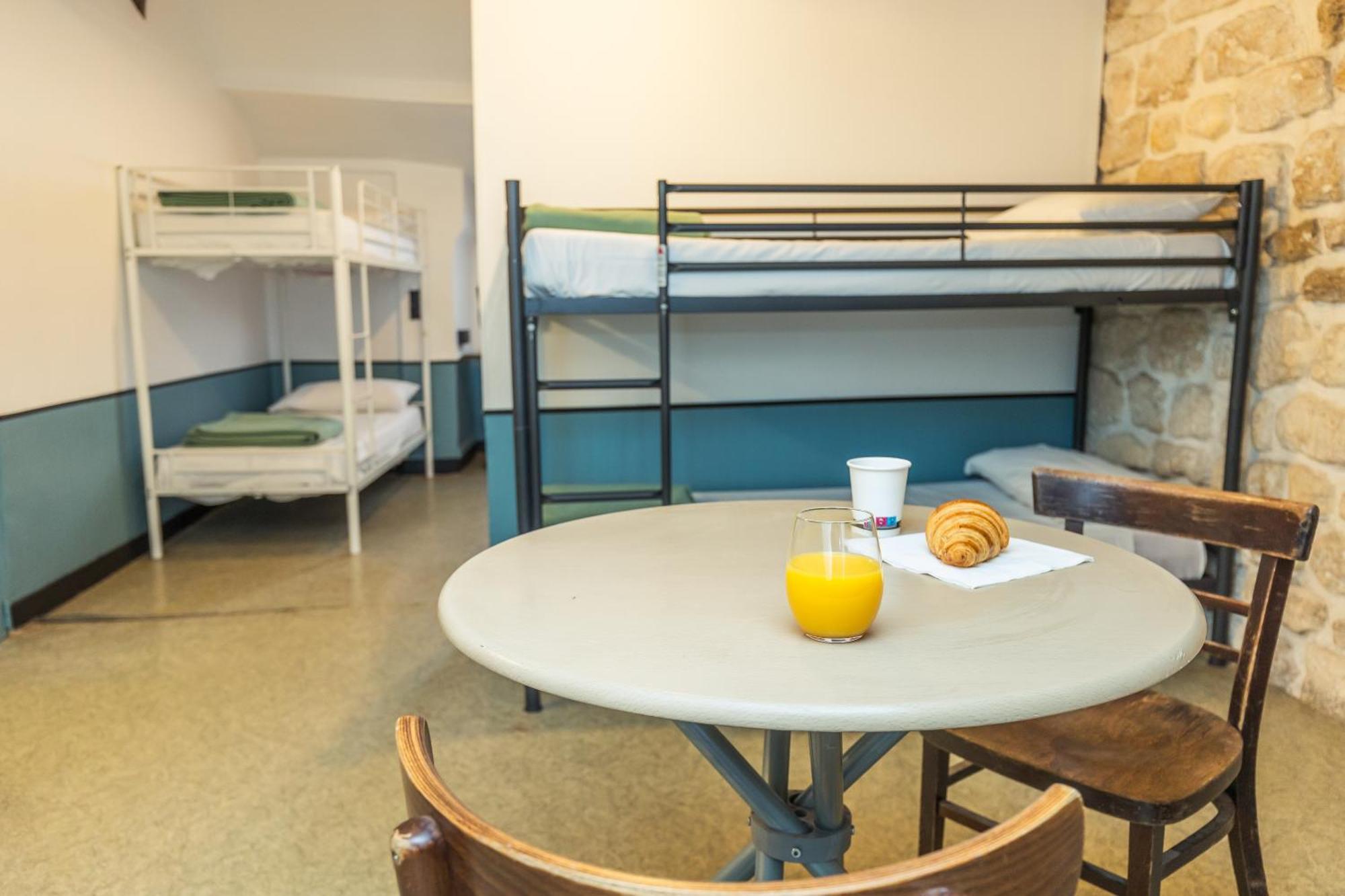 Bed in een Gemengde Slaapzaal met 6 Bedden en Gedeelde Badkamer
