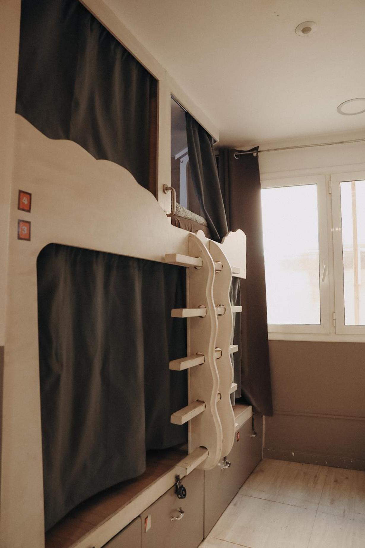 Bed in een Gemengde Slaapzaal met 6 Bedden