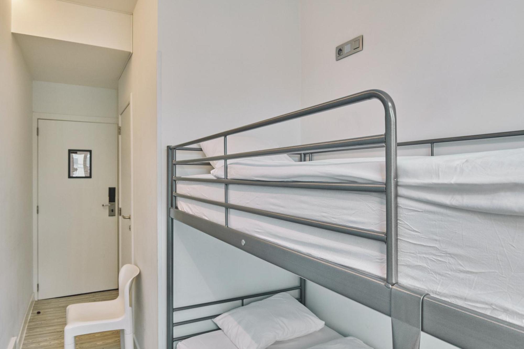Tweepersoonskamer met 2 Aparte Bedden en Eigen Badkamer