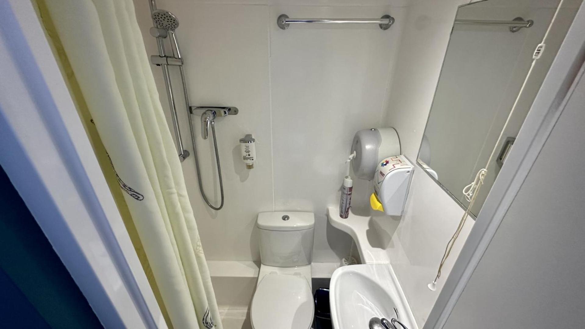 Tweepersoonskamer met 2 Aparte Bedden en Eigen Badkamer