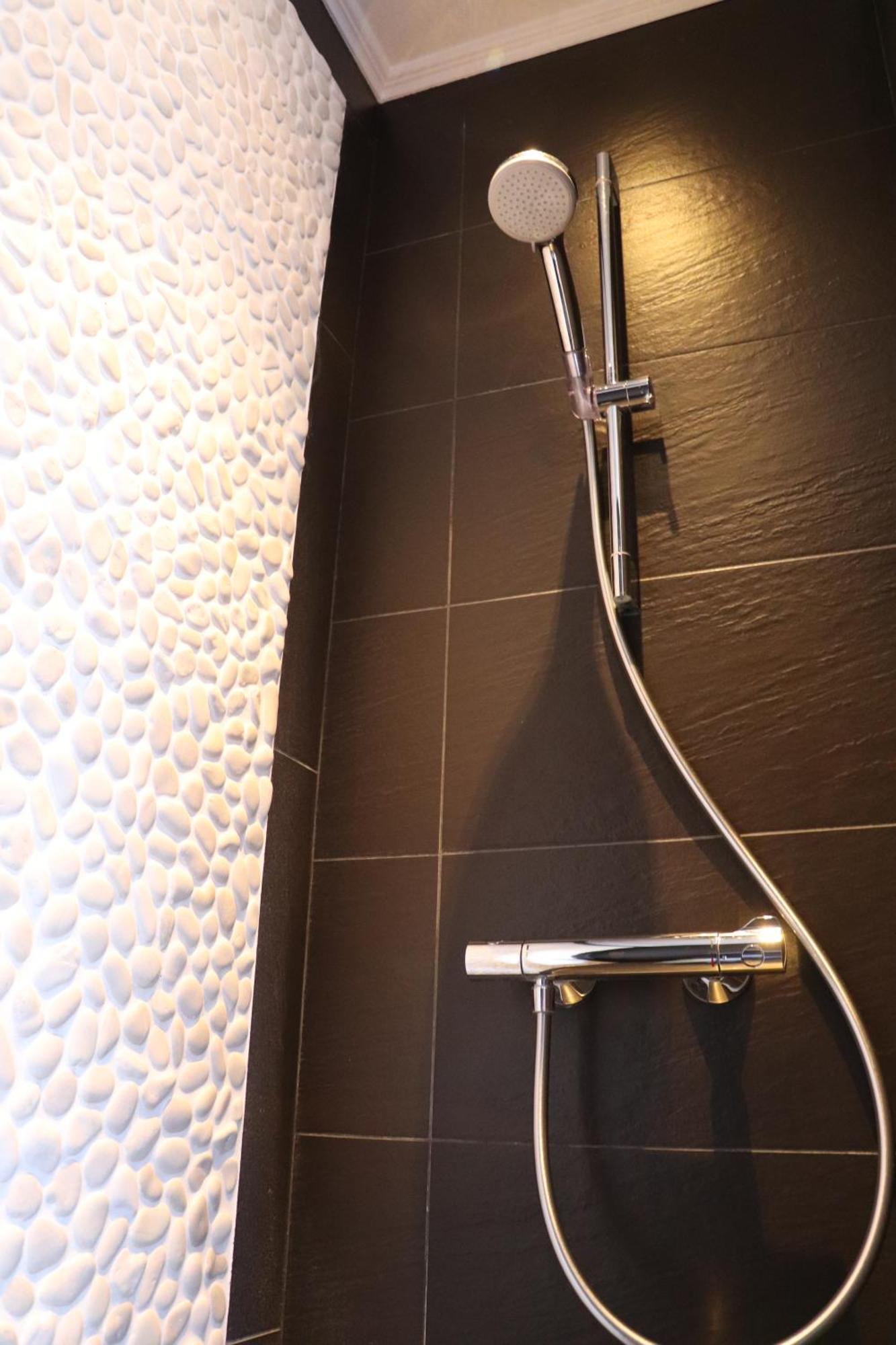 Tweepersoonskamer met 2 Aparte Bedden en Eigen Badkamer