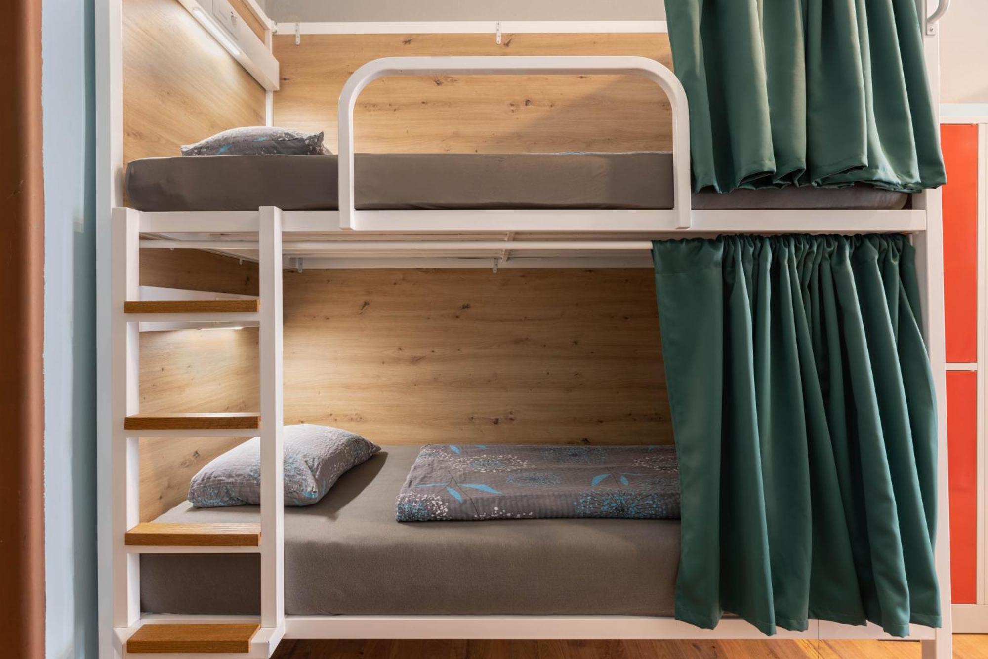 Bed in een Gemengde Slaapzaal met 6 Bedden