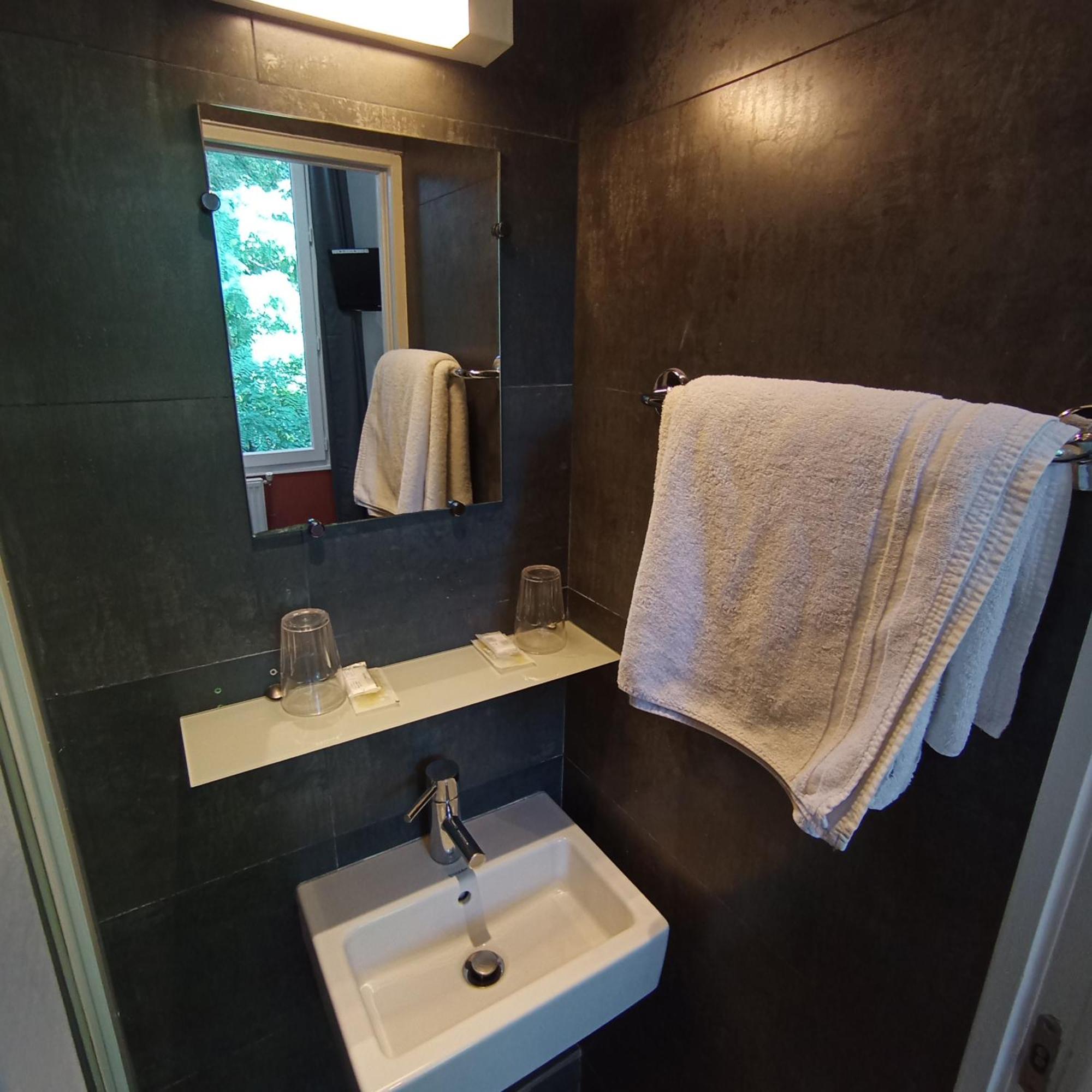 Tweepersoonskamer met Gedeelde Badkamer