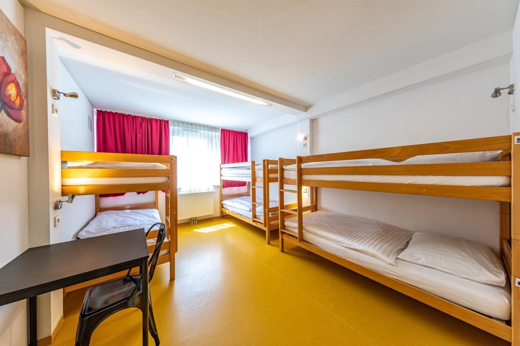 Eenpersoonsbed in een Gemengde Slaapzaal met 6 Bedden