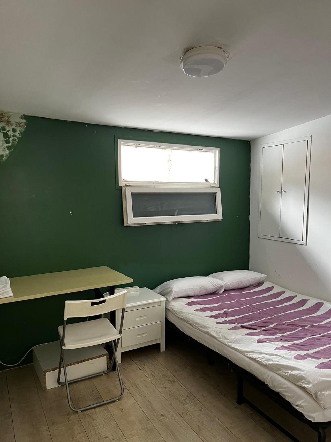 Eenpersoonskamer met Gedeelde Badkamer en Toilet