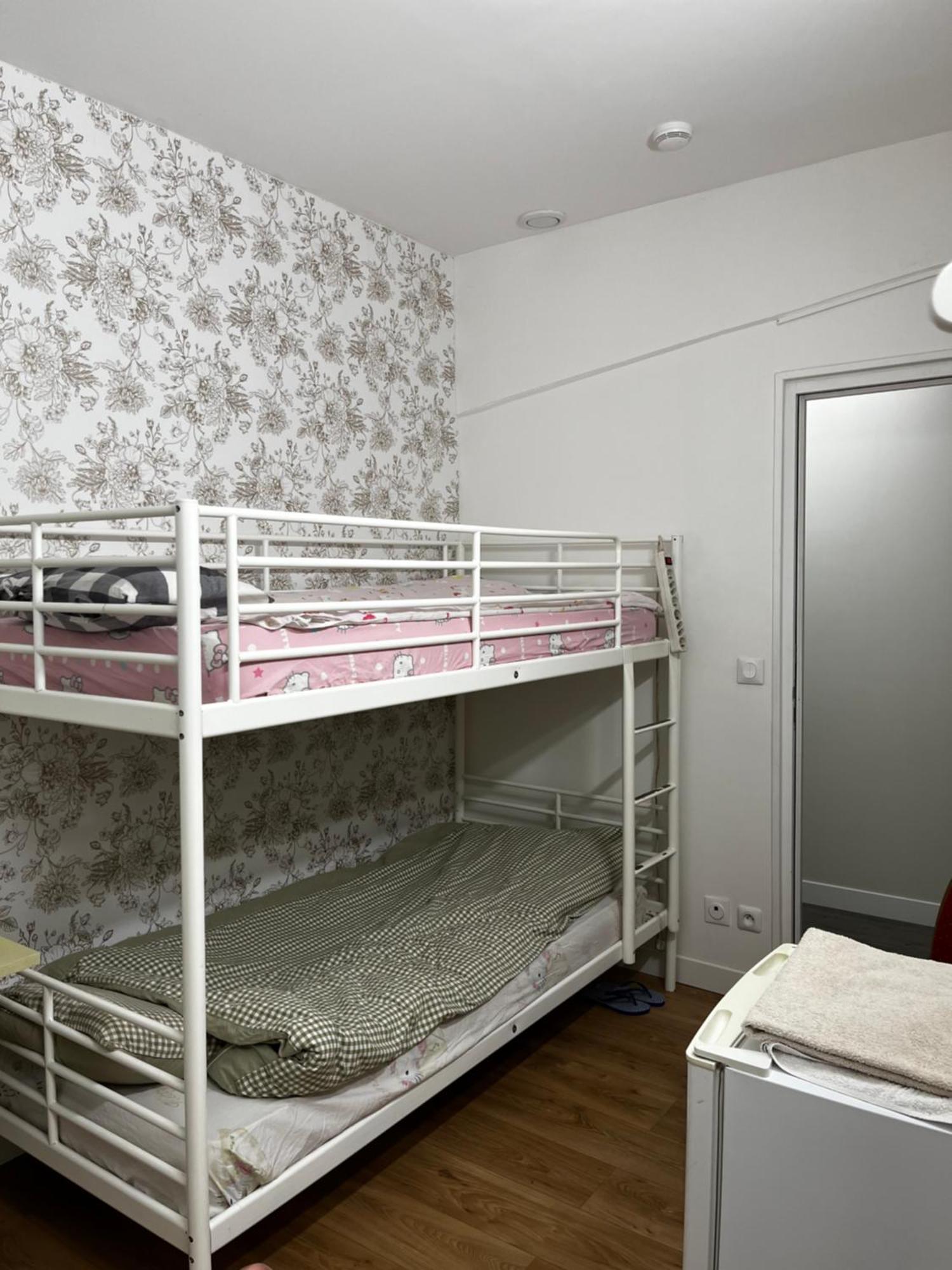 Tweepersoonskamer met 2 Aparte Bedden en Eigen Badkamer
