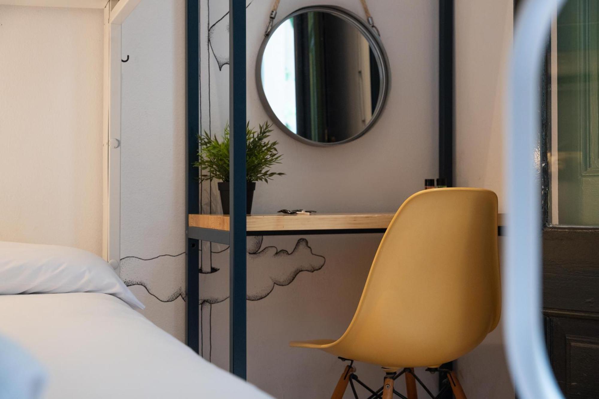 Tweepersoonskamer met 2 Aparte Bedden en Gedeelde Badkamer