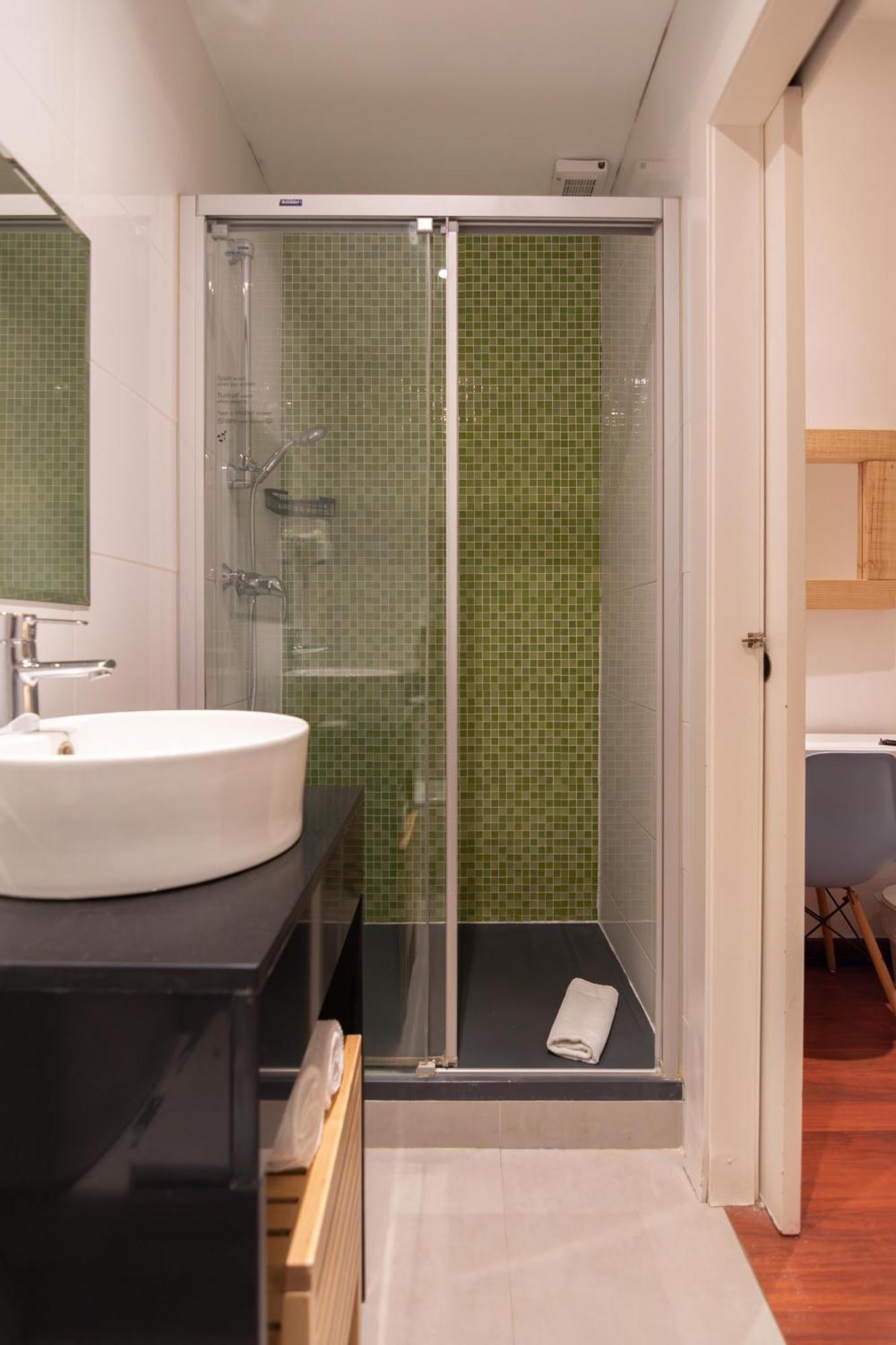 Bed op een Slaapzaal met 8 Bedden voor Vrouwen en een Eigen Badkamer