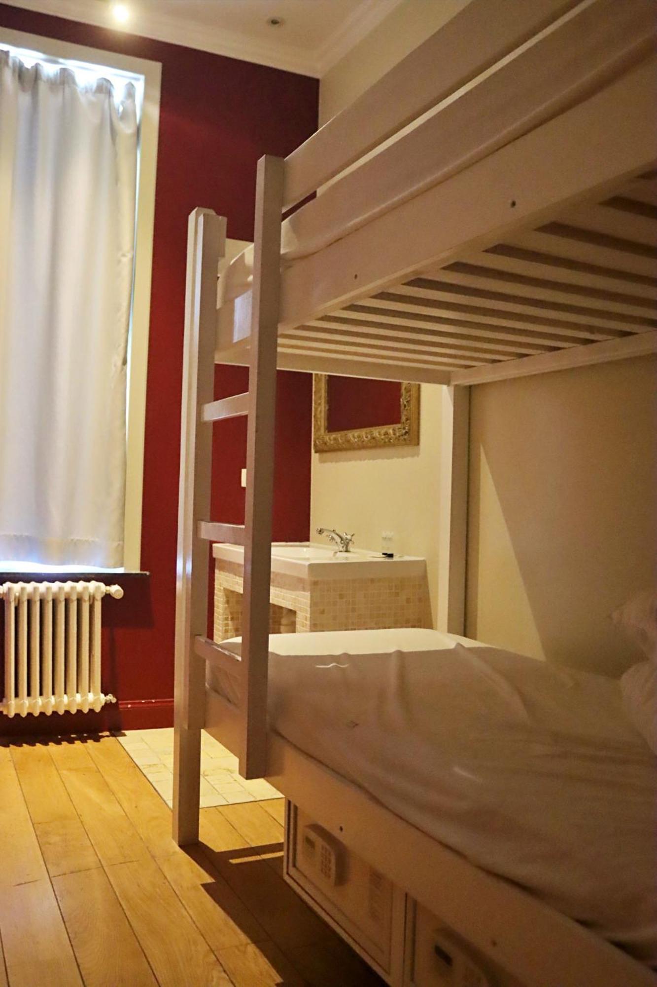 Standaard Tweepersoonskamer met 2 Aparte Bedden - Gedeelde Badkamer