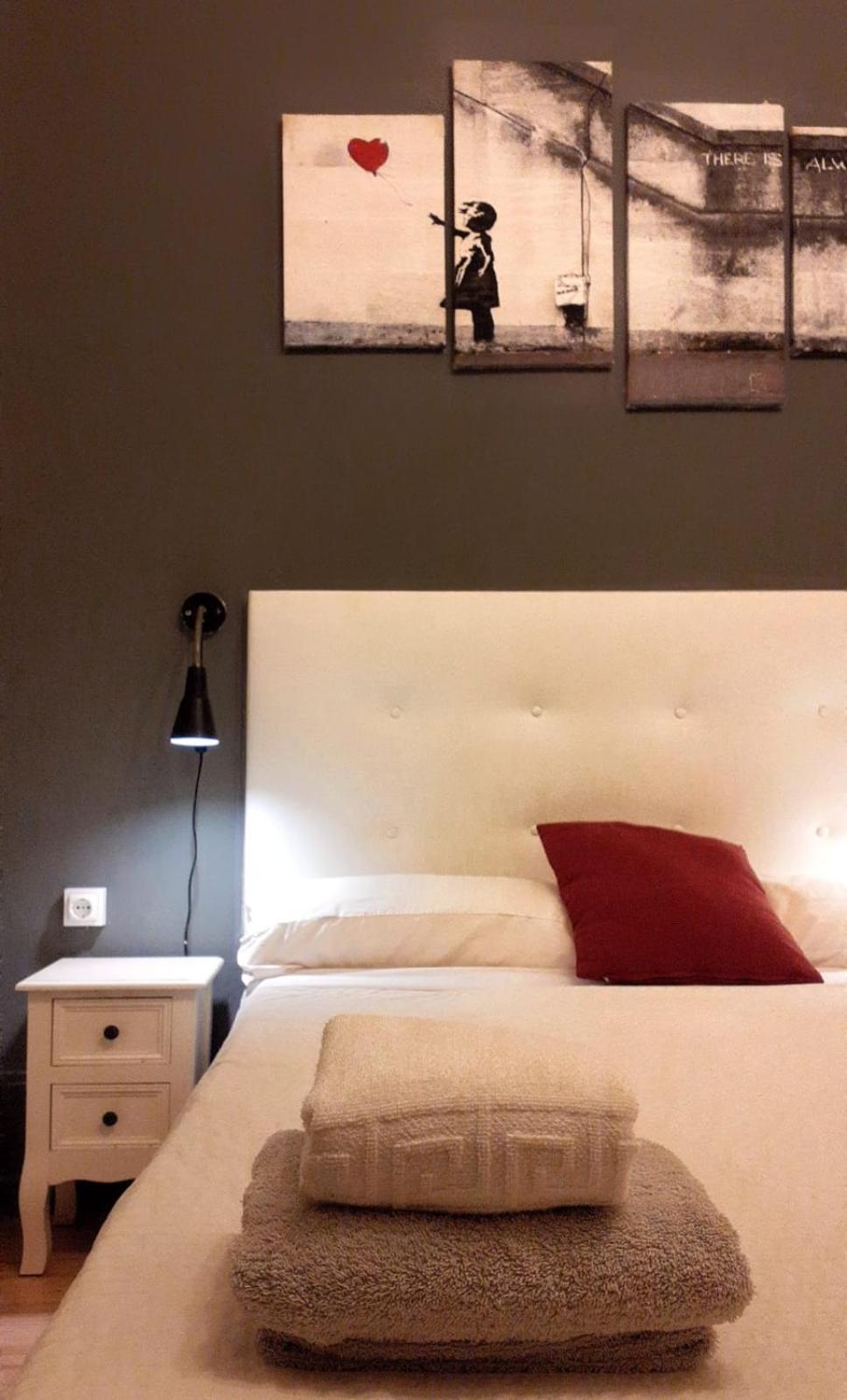 Kleine Tweepersoonskamer met Gedeelde Badkamer