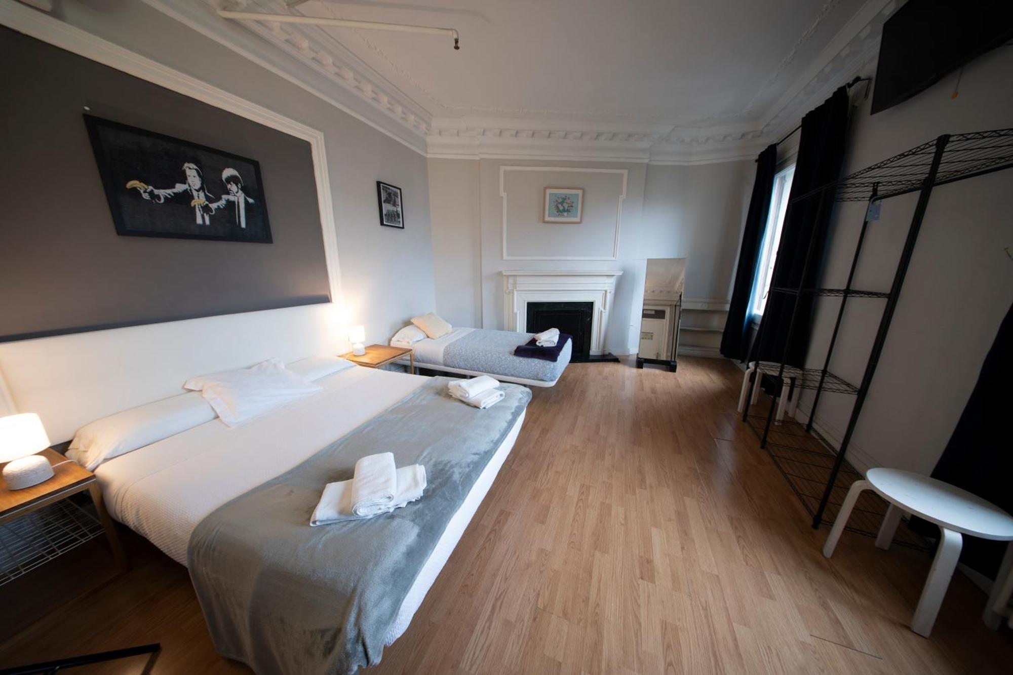 Deze driepersoonskamer heeft een gedeelde badkamer.
