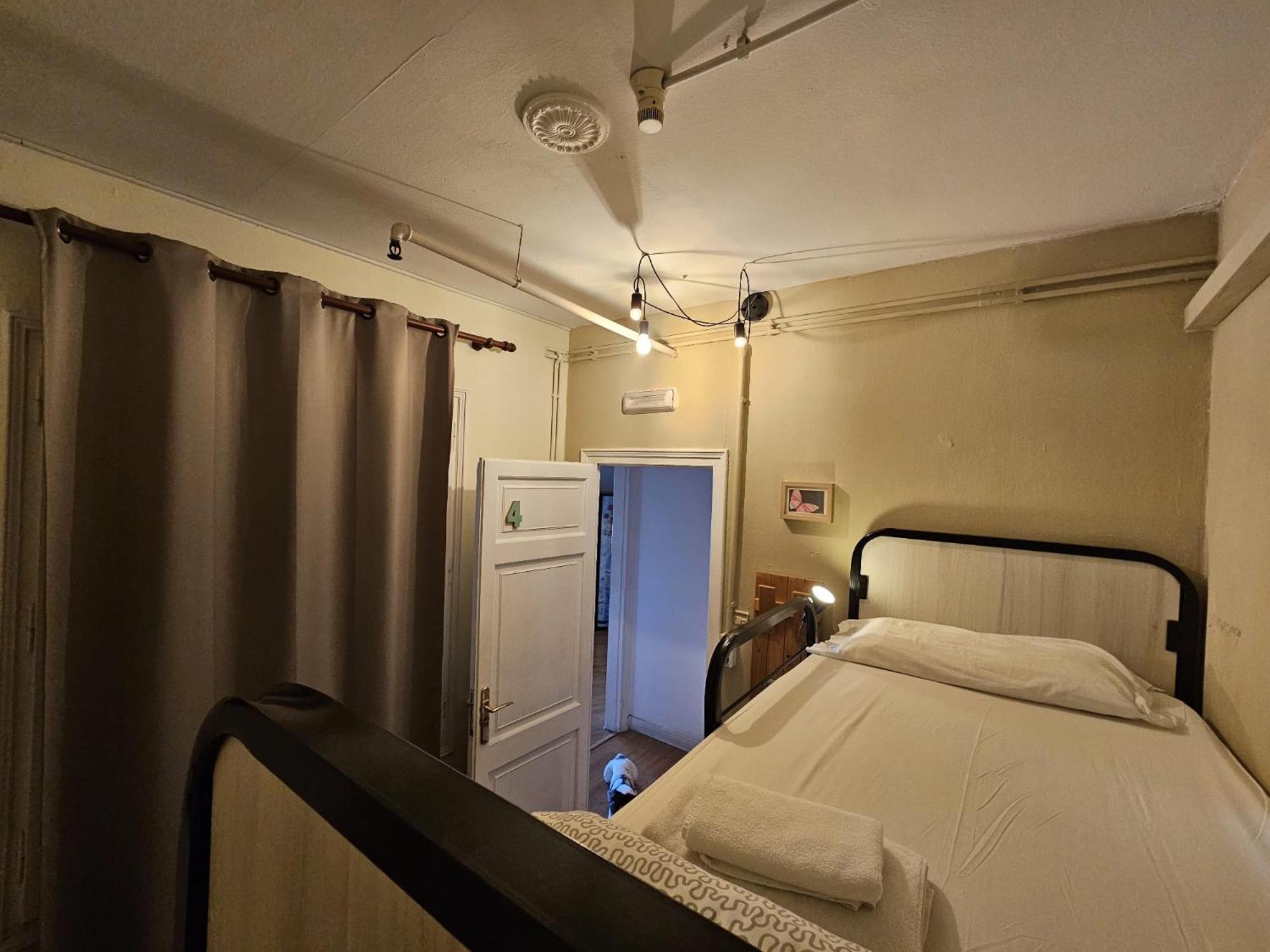 Tweepersoonskamer met Stapelbedden en een Gedeelde Badkamer
