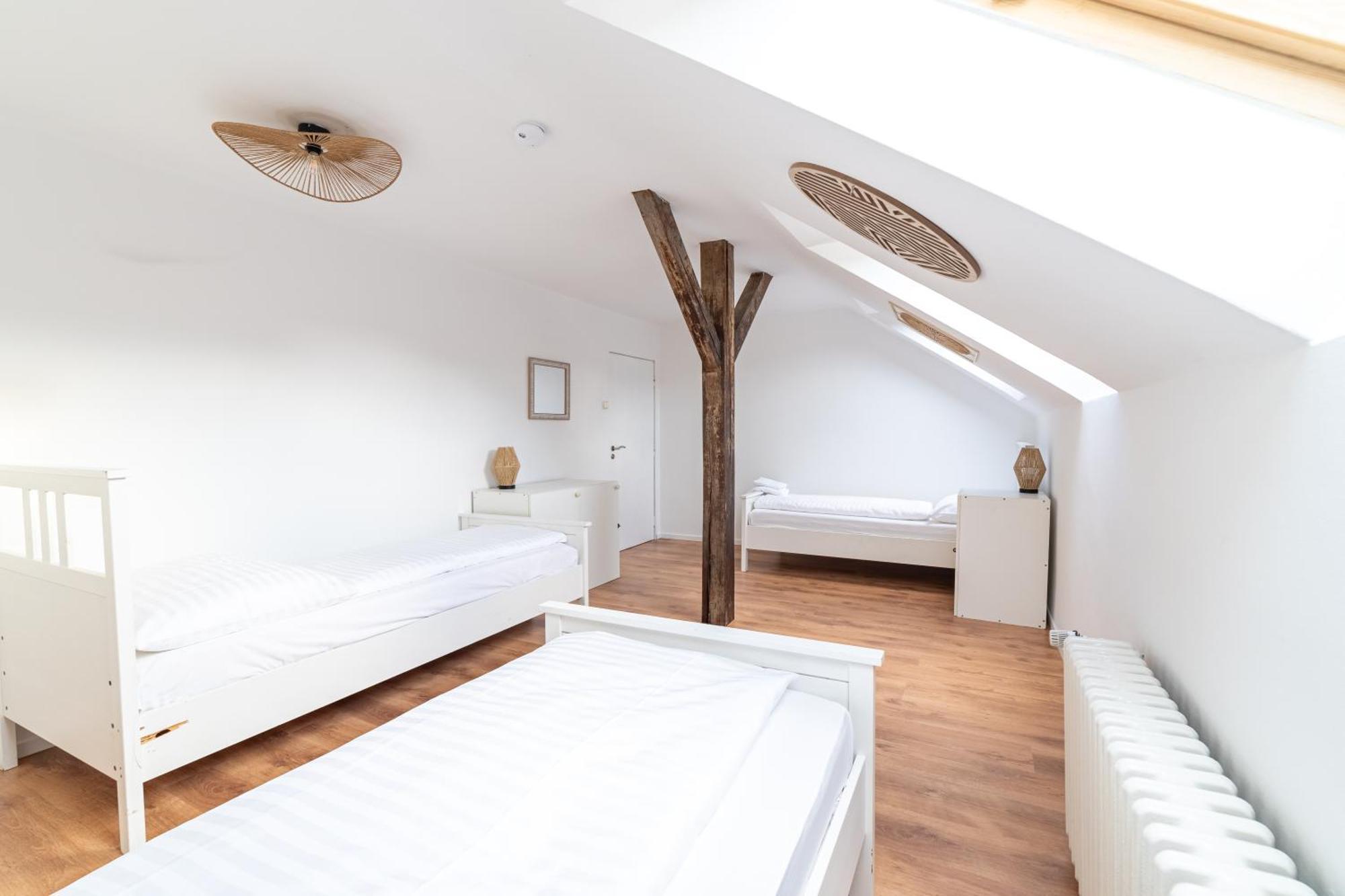 Driepersoonskamer op zolder met gedeelde badkamer
