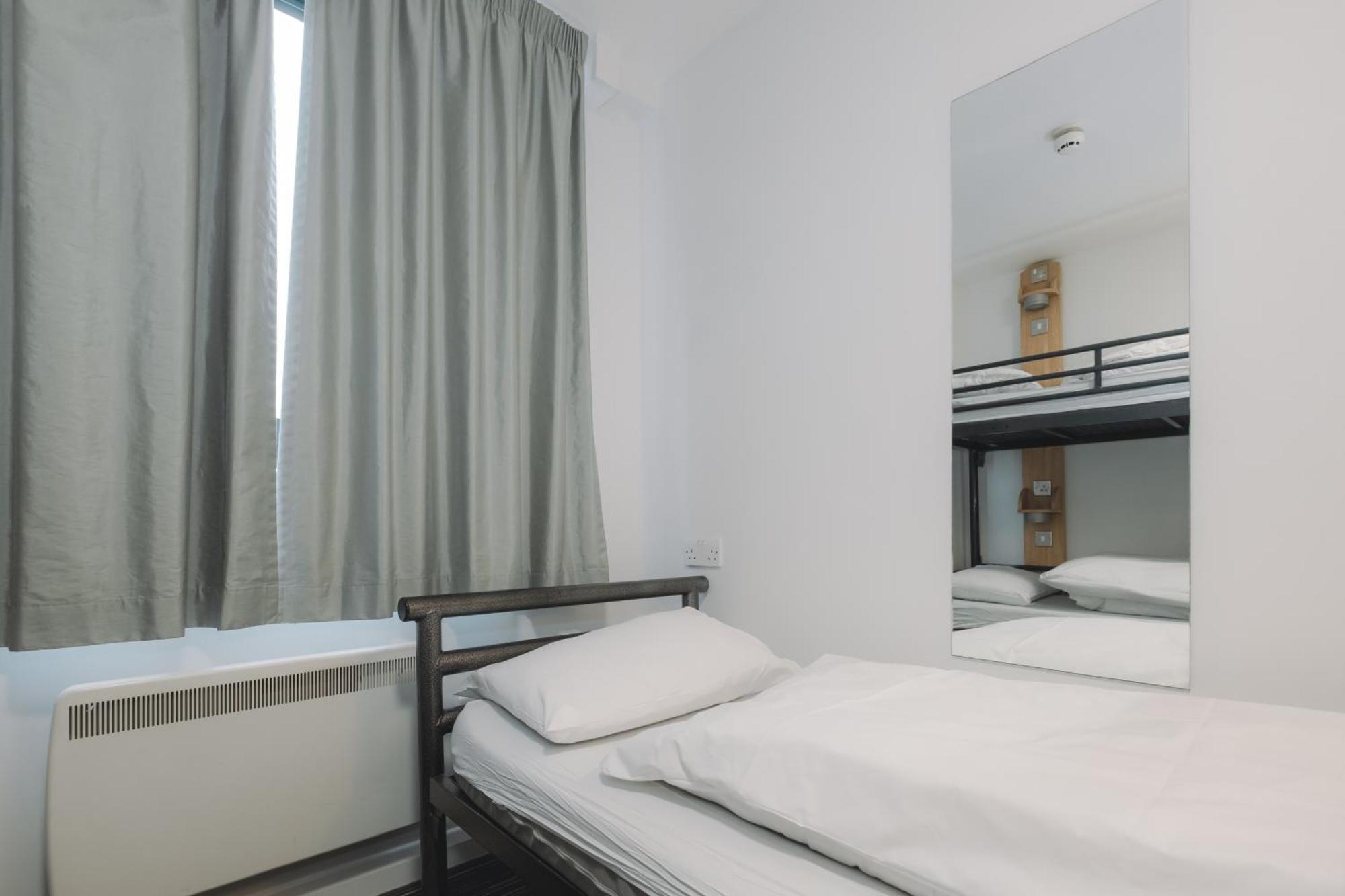 Deze driepersoonskamer heeft een gedeelde badkamer.