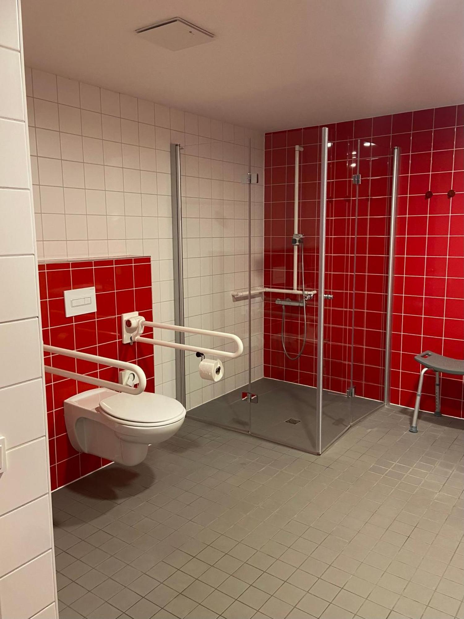 Tweepersoonskamer met 2 Aparte Bedden en Badkamer