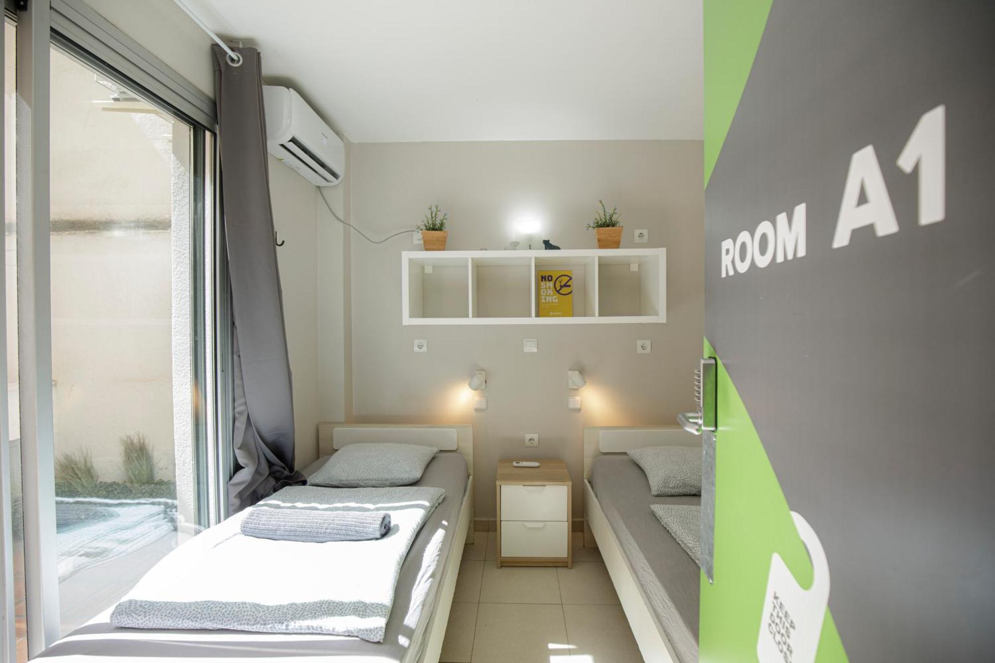 Tweepersoonskamer met 2 Aparte Bedden en Gedeelde Badkamer