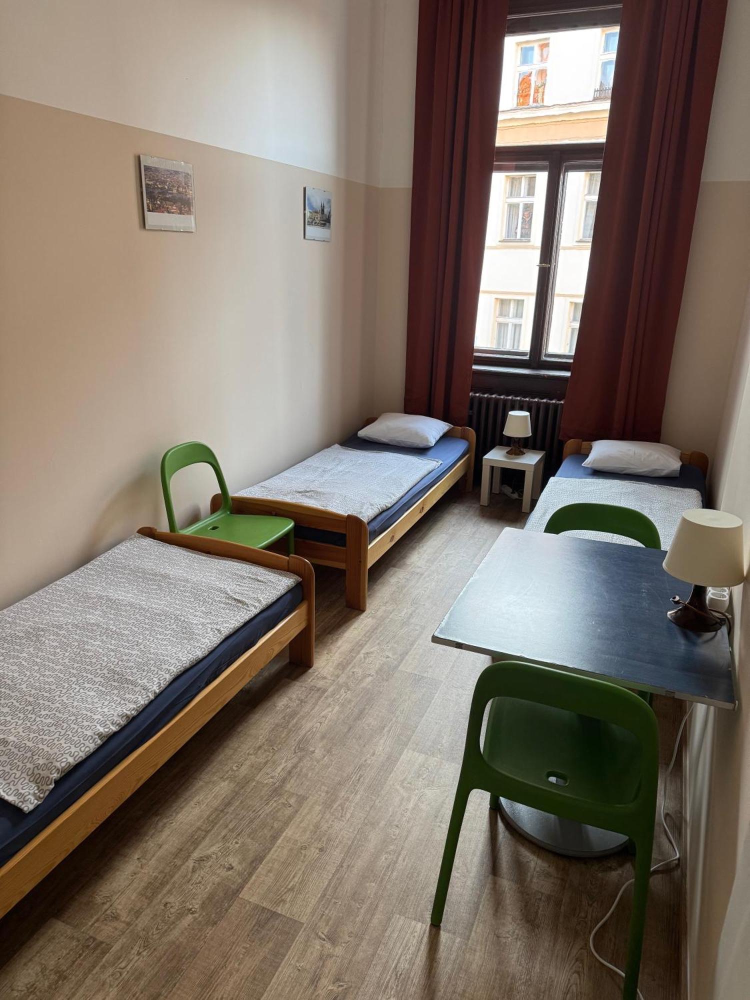 Deze driepersoonskamer heeft een gedeelde badkamer.