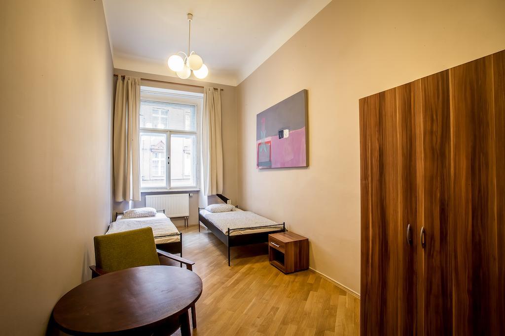 Standaard Tweepersoonskamer met 2 Aparte Bedden - Gedeelde Badkamer