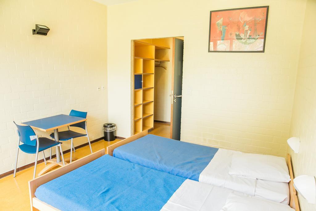 Tweepersoonskamer met 2 Aparte Bedden en Badkamer