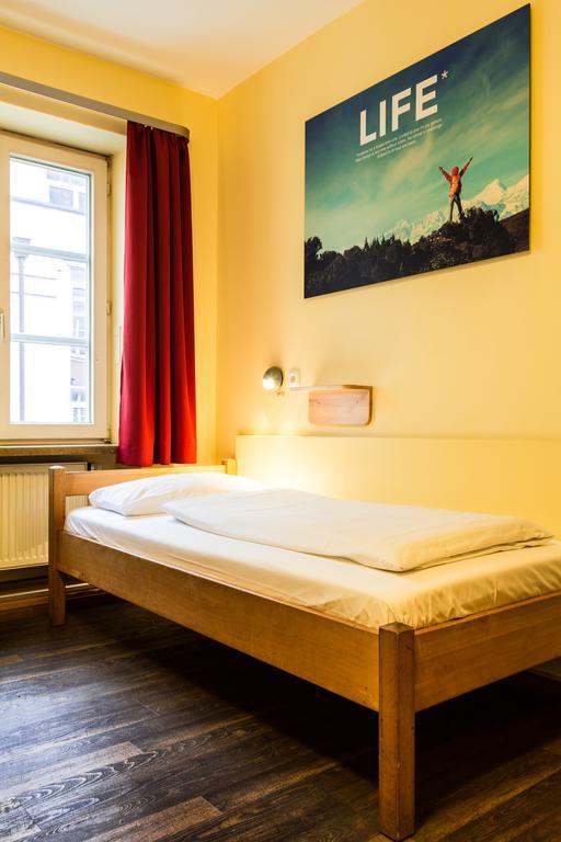 Tweepersoonskamer met 2 Aparte Bedden en Gedeelde Badkamer