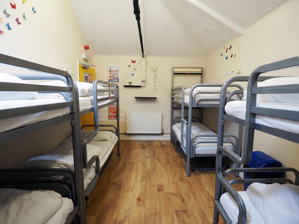 Bed in Vrouwenslaapzaal met 8 Bedden en Aparte Gedeelde Badkamer