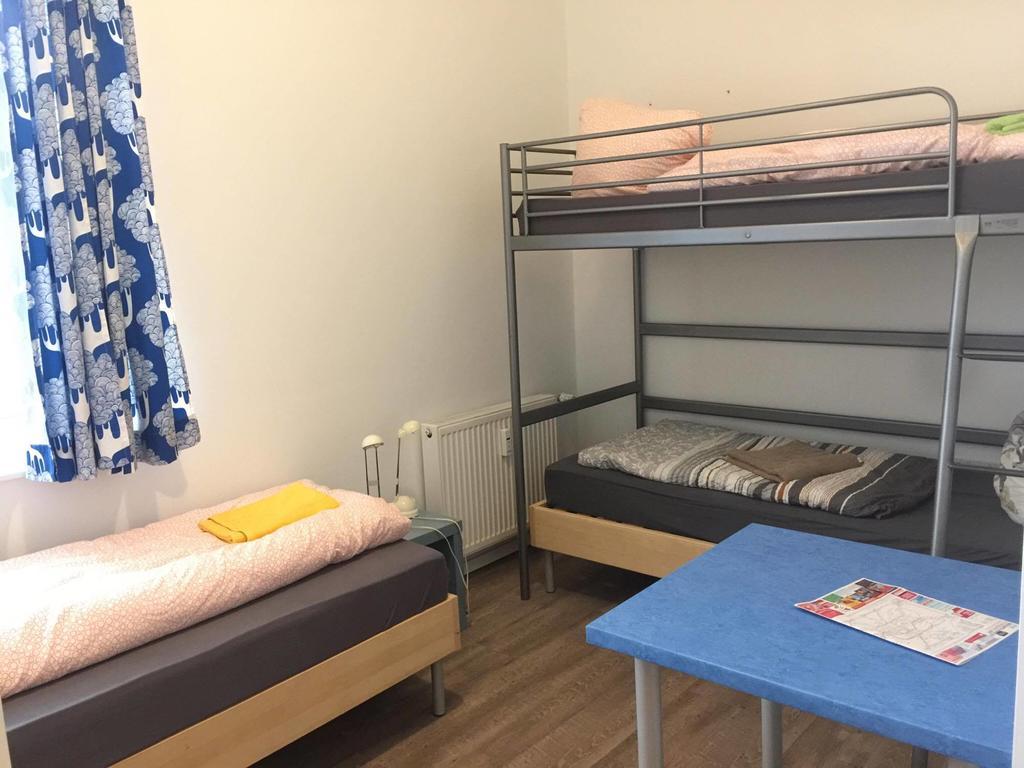 Deze driepersoonskamer heeft een gedeelde badkamer.