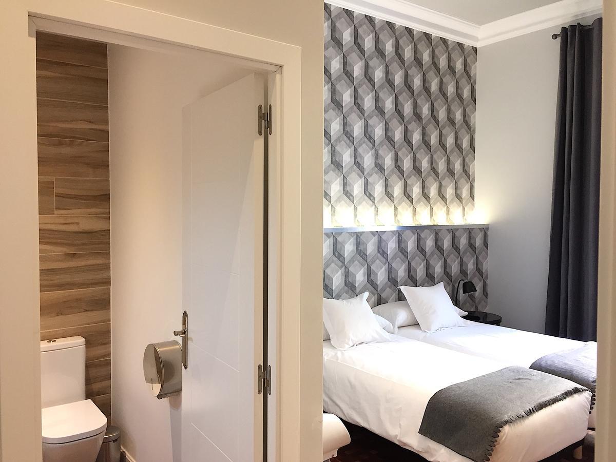 Tweepersoonskamer met 2 Aparte Bedden en Eigen Badkamer