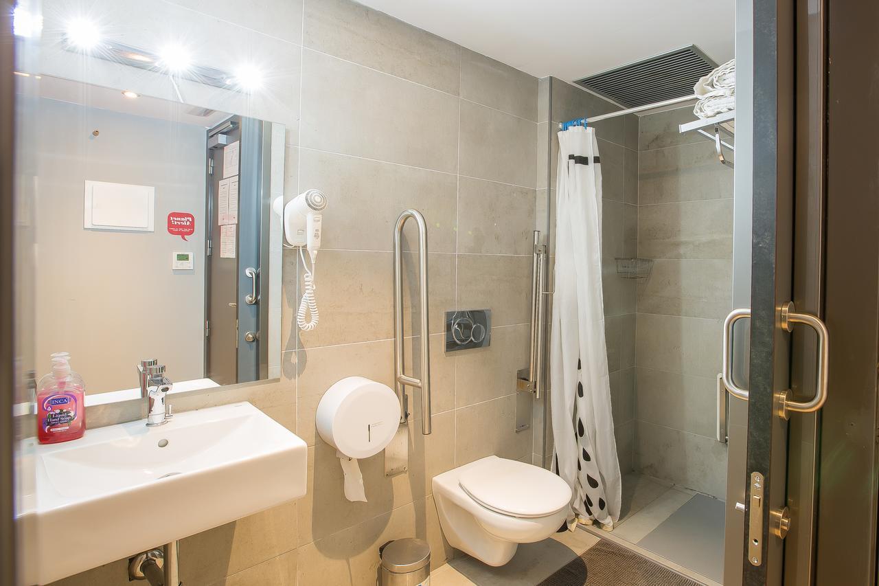 Vierpersoonskamer met Badkamer