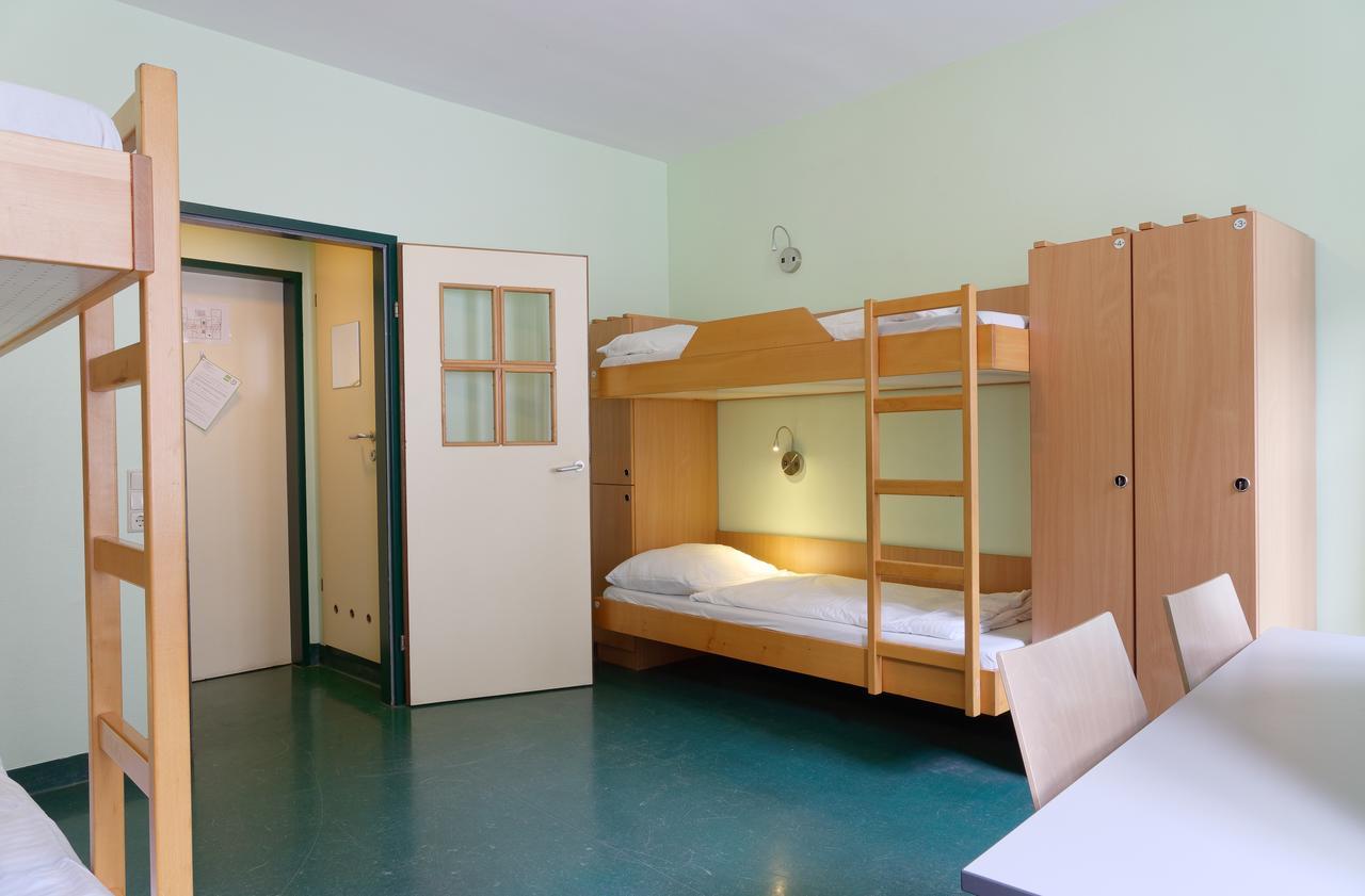 Stapelbed in Slaapzaal voor Vrouwen met 4-6 Slaapplekken en Gedeelde Badkamer