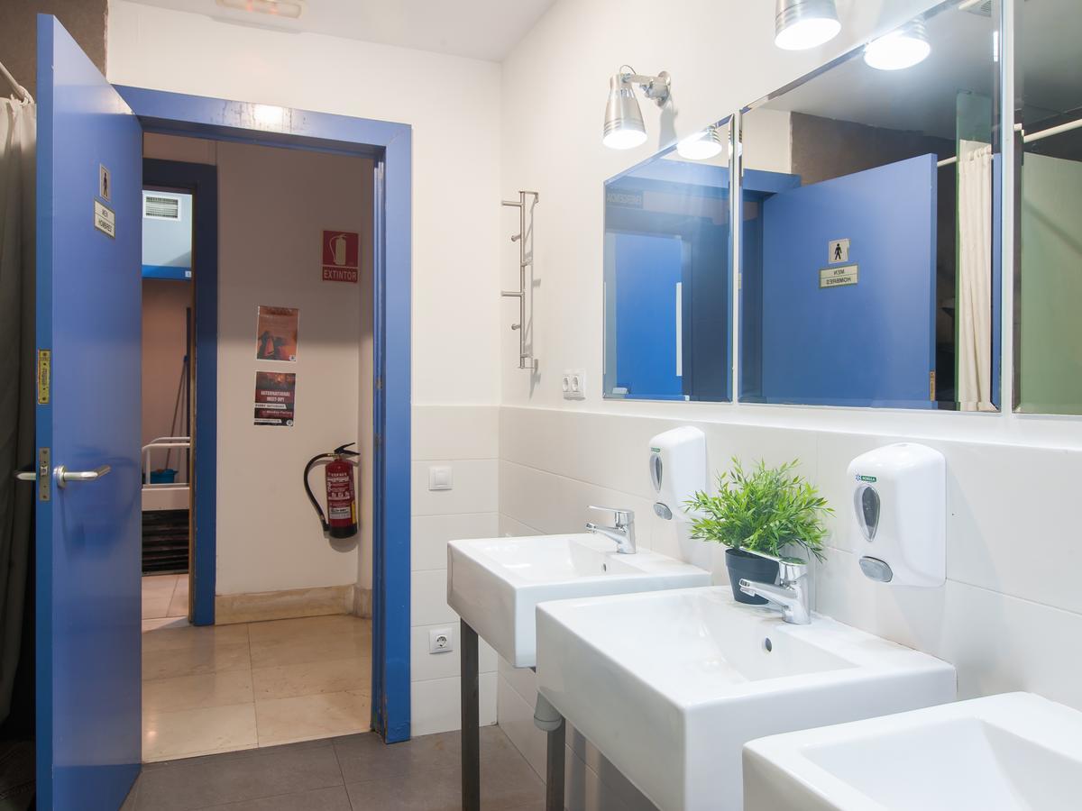 Bed in Vrouwenslaapzaal met 4 Bedden en Gedeelde Badkamer