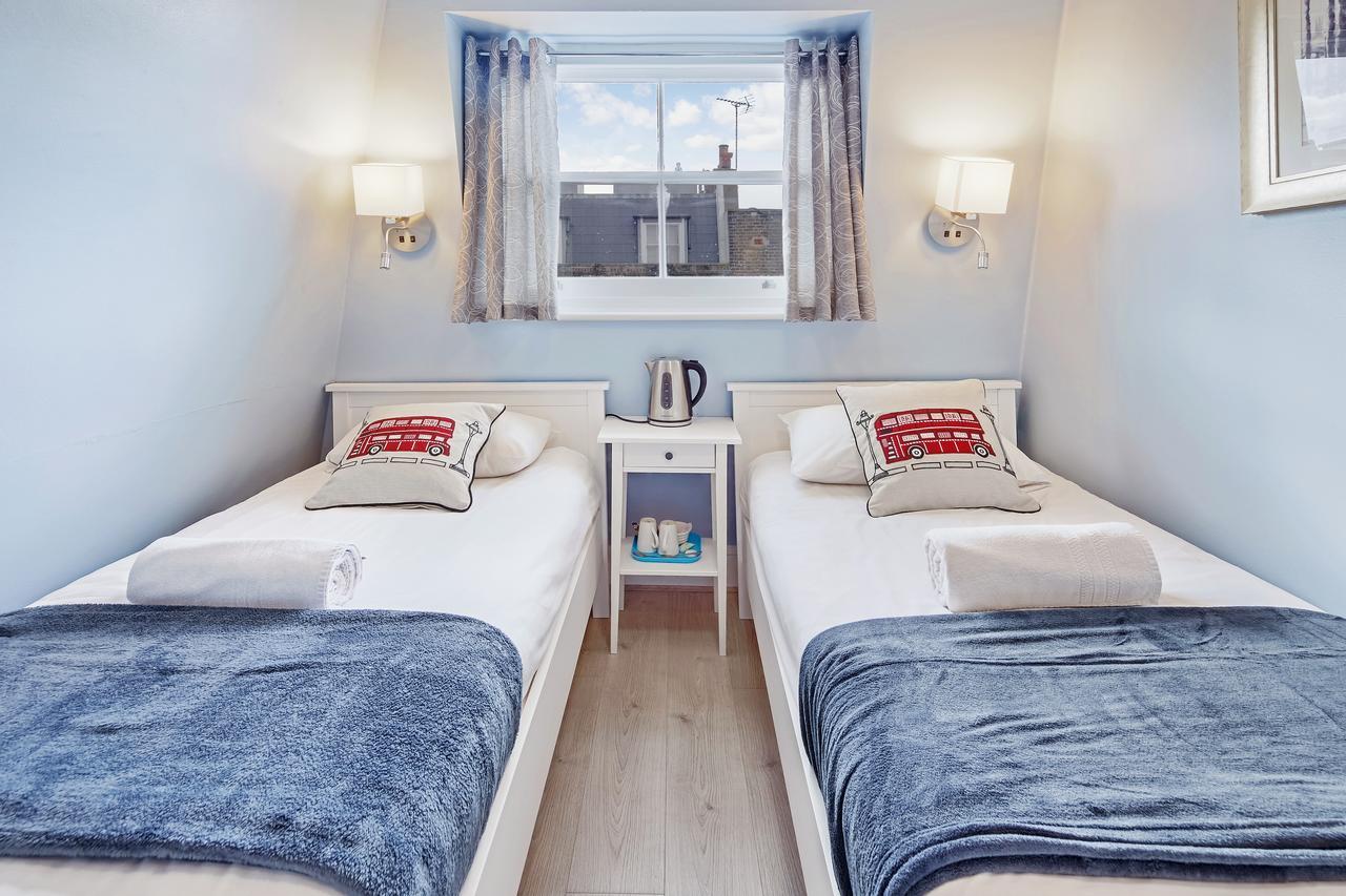 Tweepersoonskamer met 2 Aparte Bedden en een Eigen Badkamer