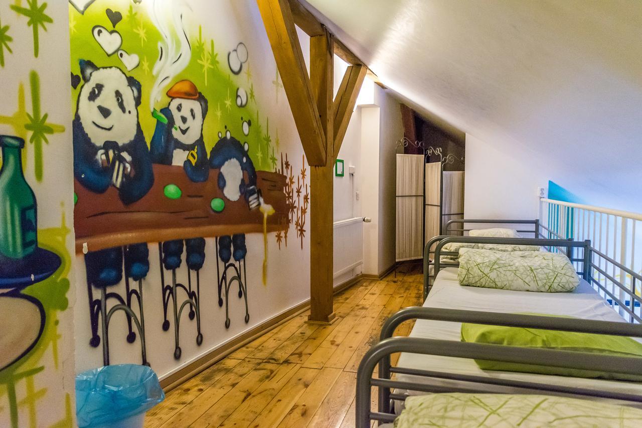 Bed in een Gemengde Slaapzaal met 12 Bedden