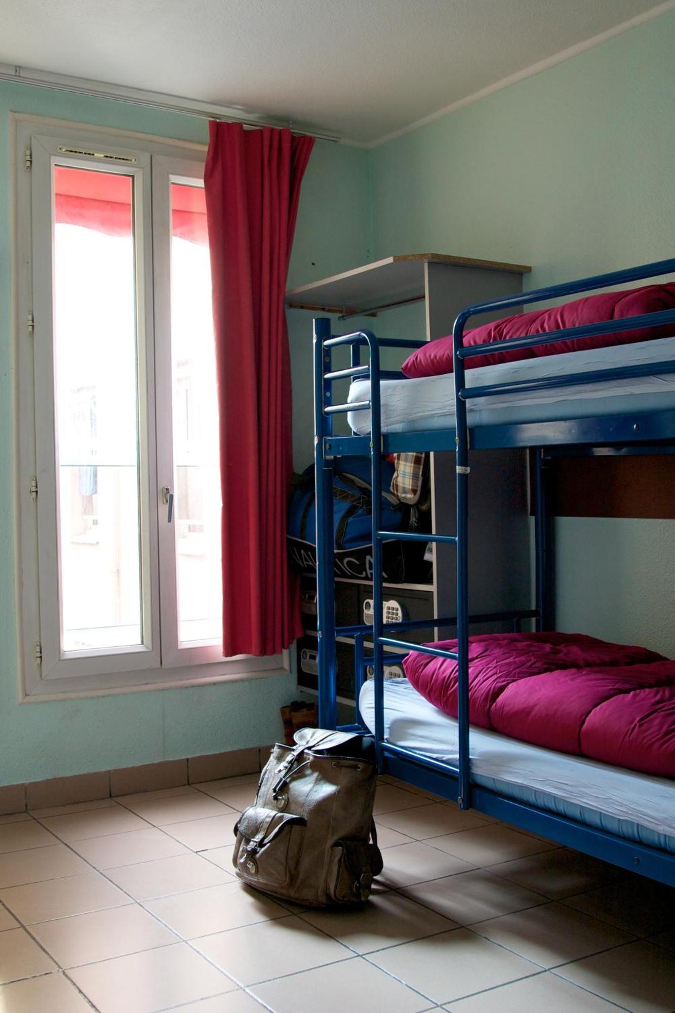 Dit is een bed in een gemengde slaapzaal met 2 slaapplaatsen en een gedeelde badkamer