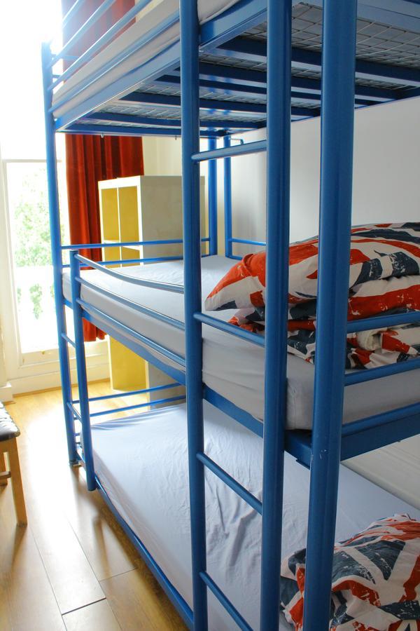 Deze driepersoonskamer heeft een gedeelde badkamer.