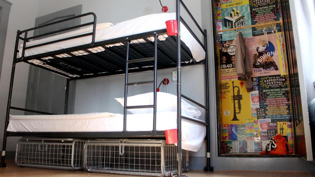 Eenpersoonsbed in een Slaapzaal met 6 Bedden - Gedeelde Badkamer