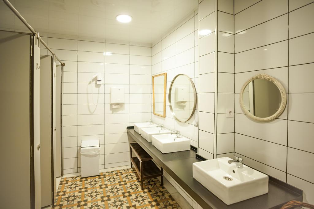 Dit is een bed in een vrouwenslaapzaal met 12 bedden.