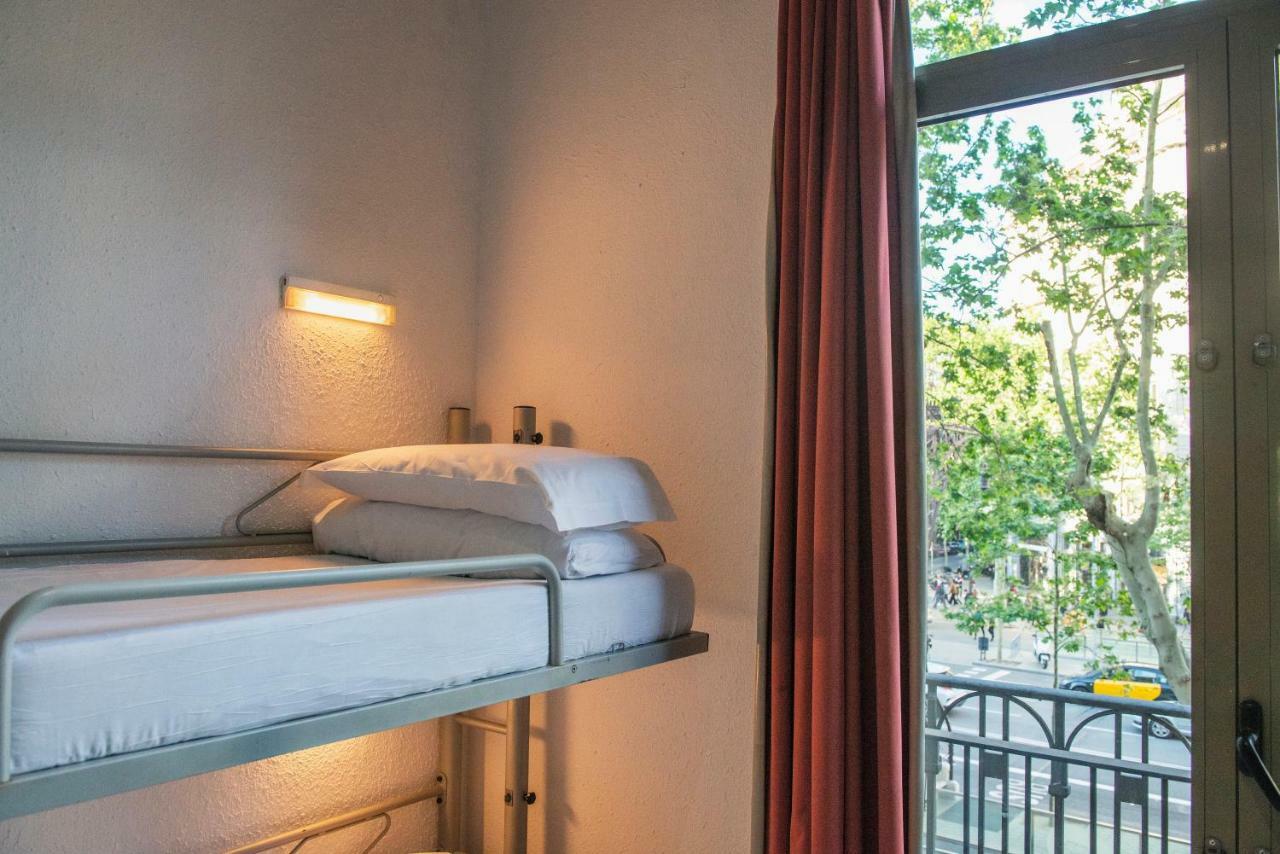 Privékamer met 8 Bedden en een Eigen Badkamer