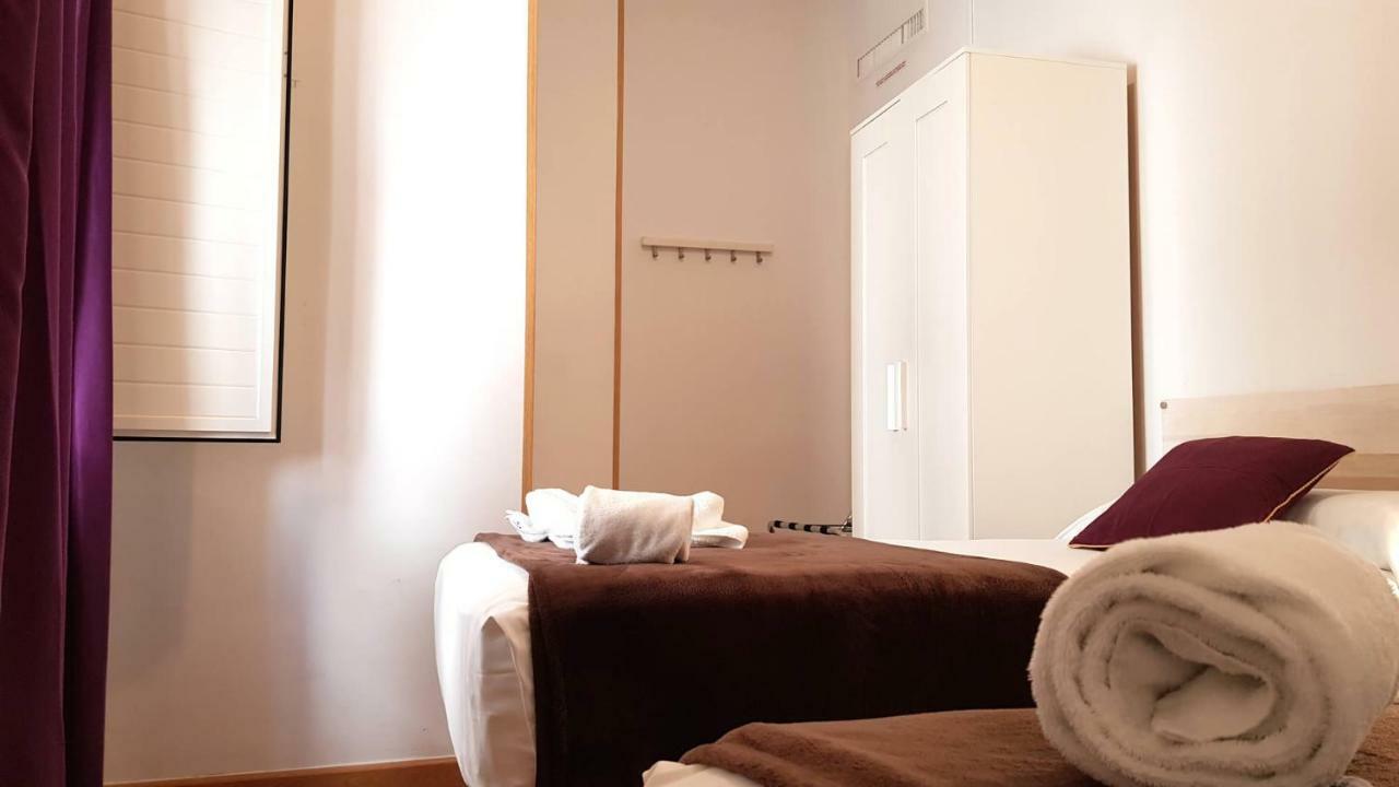 Tweepersoonskamer met 2 Aparte Bedden en Gemeenschappelijke Badkamer met Eigen Douche
