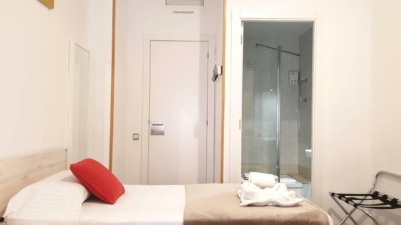 Tweepersoonskamer met 2 Aparte Bedden en Eigen Badkamer