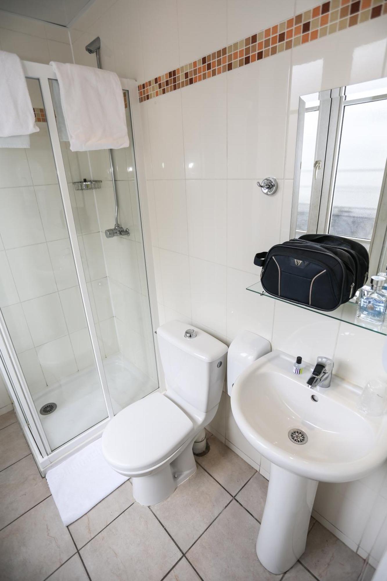 Bed in een Gemengde Slaapzaal met 6 Bedden en een Eigen Badkamer